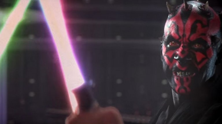 В същото време на повърхността се случват няколко други неща. Тече драматичен дуел със светлинни мечове. Оби-Уан Кеноби (Юън МакГрегър) и Куай-Гон Джин (Лиъм Нийсън) се борят със злия Дарт Мол (Рей Парк).