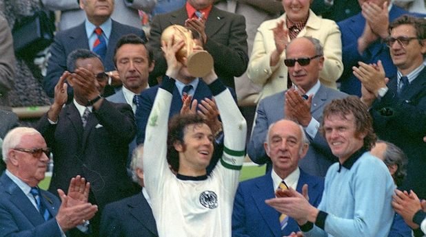 Франц Бекенбауер
Кайзера печели всичко възможно и на клубно, и на национално ниво като капитан на Байерн Мюнхен и Германия. Слага лентата на баварците на 24 години и е лидер по време на златната ера в периода 1974-76, когато тимът печели КЕШ три пъти поред. 