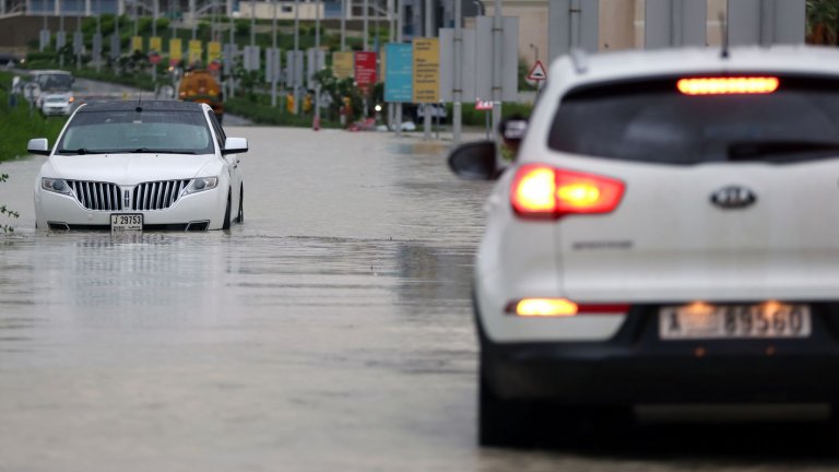 Дъжд колкото за година наводни Дубай, 18 загинали в Оман (Снимки)