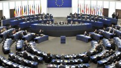 Комисията иска само съобразяването на проекта с европейското законодателство, а не спирането му