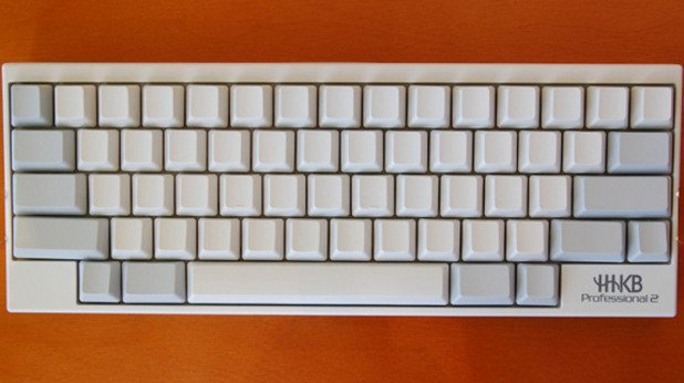 Любимата на хакеритеИ докато Модел M предлага всевъзможни допълнителни клавиши, "The Happy Hacking Keyboard" се фокусира върху най-важното и намалява клавишите до около 60. Пусната на пазара през 1996 години от PFU Limited и произведена от Fujitsu, тази клавиатура е оптимизирана за работа с UNIX и става особено любима на ценителите.