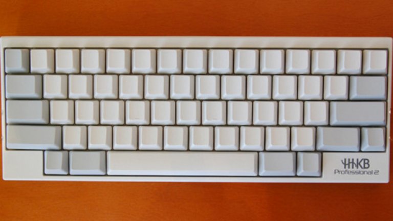 Любимата на хакеритеИ докато Модел M предлага всевъзможни допълнителни клавиши, "The Happy Hacking Keyboard" се фокусира върху най-важното и намалява клавишите до около 60. Пусната на пазара през 1996 години от PFU Limited и произведена от Fujitsu, тази клавиатура е оптимизирана за работа с UNIX и става особено любима на ценителите.