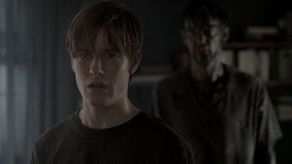 Сериалът DARK на Netflix съчетава комбиниран каст от зрели и по-млади актьори, подобно на Stranger Things, добавя малко Twin Peaks-ова атмосфера и гарнира всичко това с доста немска студенина.
