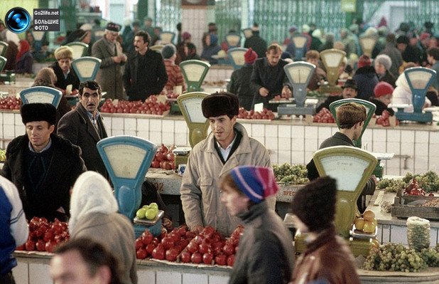 Кавказци търгуват с южни плодове на пазара в Калуга, ноември, 1991-ва