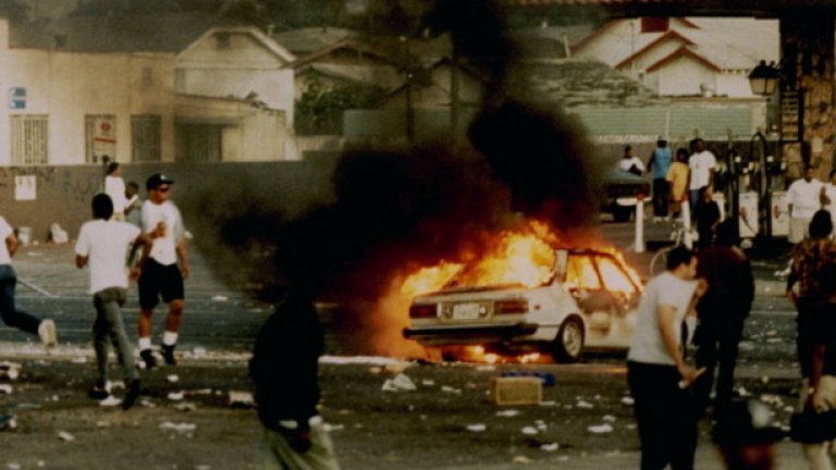 Бунтовете в Ел Ей след нападението над Родни Кинг
Името на Родни Кинг стана емблематично за полицейска бруталност след инцидента през 1991 г., когато любителски видеозапис, разпространен по световните новинарски мрежи, показва как той е пребит с палки от 4-ма полицаи в Ел Ей. 
Случаят предизвиква изключително силни обществени дискусии на фона на растящото напрежение в афро-американска общност в Лос Анджелис. Полицаите се съдени, но оправдани.