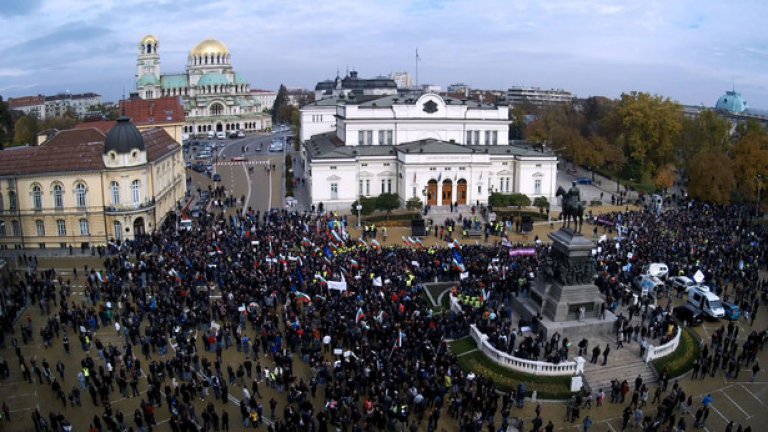 Така изглеждаше протестът на полицаите в неделя, 8 ноември. Синдикатите излязоха на улицата, въпреки че властта отстъпи пред всички техни искания.