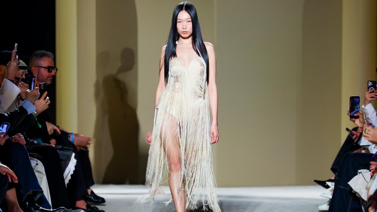 Въжета, висулки и ресни навсякъдеПрез пролетта на 2026-а вече няма нужда да крием роклите с висулки в гардероба и да ги вадим за парти. Вместо това изберете точно тази рокля за следващия обяд с приятелки или разходка по магазините. Най-добре в комбинации с равни еспадрили или нещо на ниска платформа.