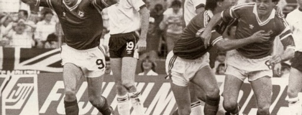 7. Англия - Ирландия 0:1, групова фаза на Евро 1988, 1988 г.
Ирландия дебютира ударно на световни финали с победа над съседите. За да стане още по-тежко за Боби Робсън и момчетата му, те губят и следващите два мача в групата.