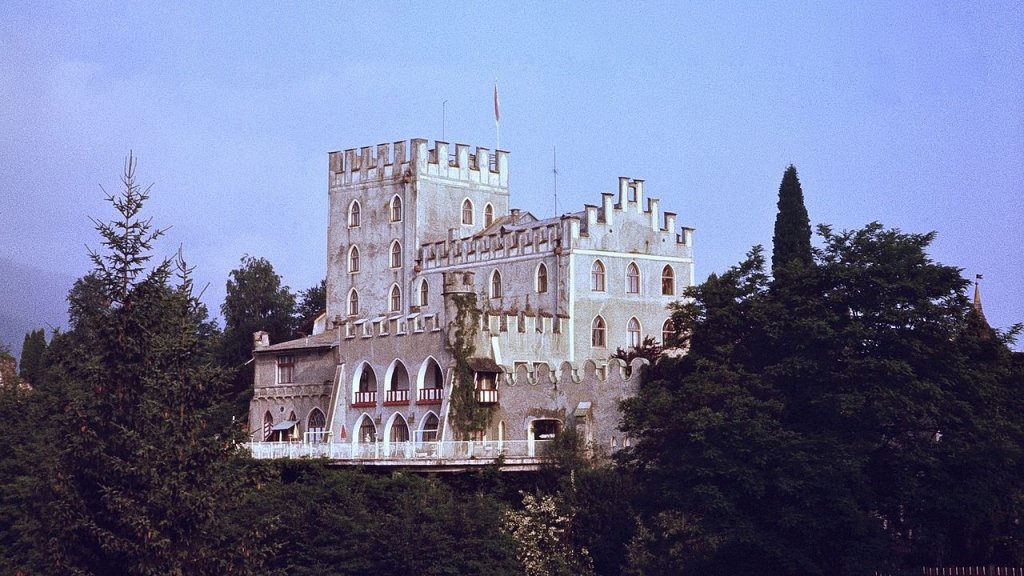 1280px-Schloss_Itter_in_1979