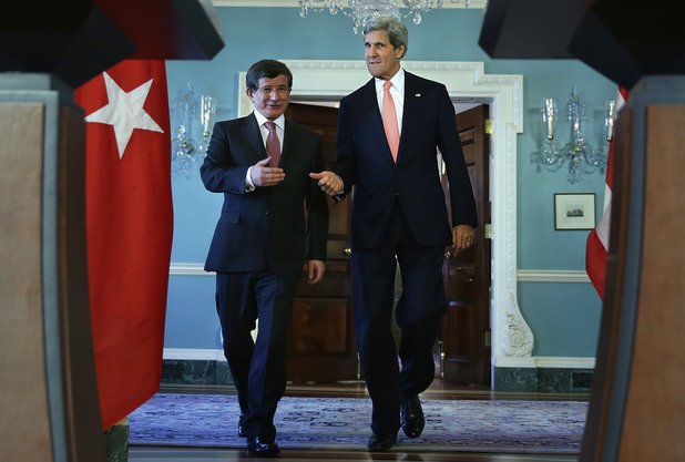 Турция е основен съюзник на САЩ в НАТО. 

 На снимката: турският премиер Ахмет Давутоглу и американския държавен секретар Джон Кери