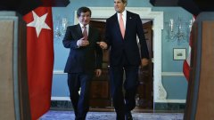 Турция е основен съюзник на САЩ в НАТО. 

 На снимката: турският премиер Ахмет Давутоглу и американския държавен секретар Джон Кери