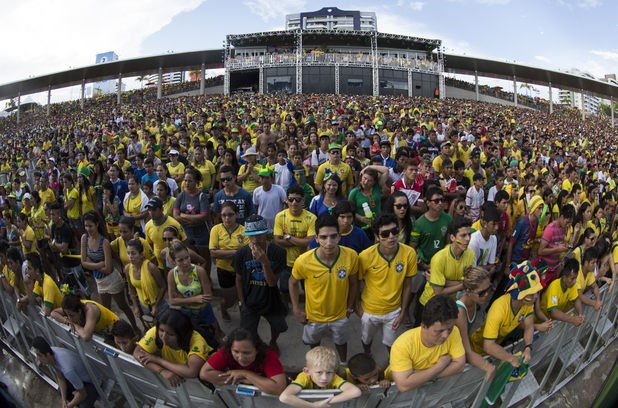 Хиляди гледат мачовете не само на Бразилия на екрани из плажовете. Но когато играе домакинът - тогава морето от хора е най-развълнувано.