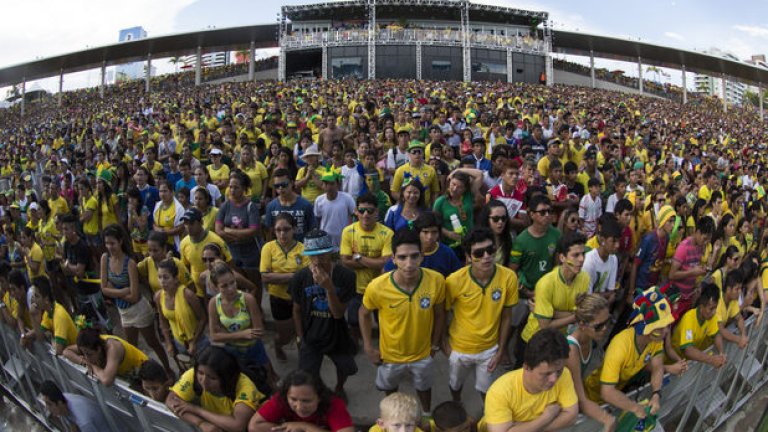 Хиляди гледат мачовете не само на Бразилия на екрани из плажовете. Но когато играе домакинът - тогава морето от хора е най-развълнувано.