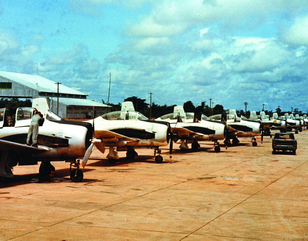 800px-T-28Ds_operating_in_Laos_1964-73