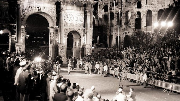 10 септември, 1960 г. Босият Абебе Бикила (Етиопия) приближава Арката на Константин в Рим, където ще финишира и вземе златото от олимпийския маратон, подобрявайки световния рекорд. За първи и последен път маратон на олимпиада се провежда през нощта, защото жегите в Рим са убийствени.
