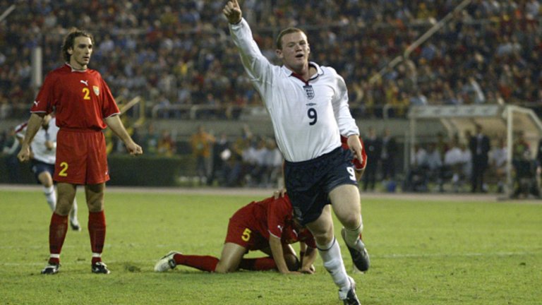 Първият гол
Той падна срещу Македония в квалификациите за евро 2004,  а с него Рууни стана най-младият голмайстор в историята на Трите лъва на 17 години и 317 дни.