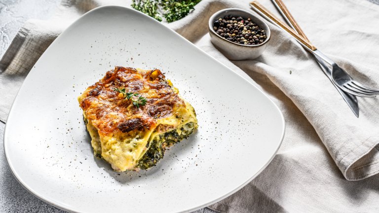 Лазаня със спанак и рикотаВ някои краища на Италия тази лазаня е по-предпочитана от рецептата с рагу Болонезе, освен това е по-лека и нискокалорична. За нея почиствате около килограм спанак от дръжките и го заливате с вряла вода, за да омекне. Изстискайте го добре и го наситнете. В дълбока купа смесете 400 грама рикота, 50 грама пармезан, сол и пипер. 
След като сместа се хомогенизира, добавете и спанака. Наредете лазанята като най-долу изсипете няколко лъжици доматен сос, за да покрият дъното. Следват кори за лазаня без предварително варене, след което - сместа от рикота и спанак. Накрая завършвате с кори и печете в загрята фурна на 170 градуса. По желание можете да поръсите с пармезан, ементал или кашкавал и да дозапечете.