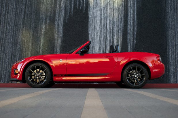 Mazda MX-5 Miata (2005-2014) Двадесет и две години след дебюта си, MX-5 Miata продължава да е любимият британски открит спортен автомобил. От модела са продадени повече от 920 000 броя, с което Miata държи рекорда за най-добре продаваната двуместна спортна кола на всички времена