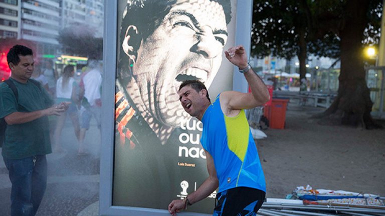 Феновете се редят на опашки, за да се снимат с уругвайското "чудовище"