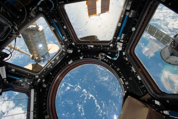 През прозореца на товарен кораб, пътуващ към Международната космическа станция.