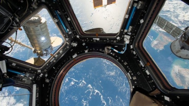 През прозореца на товарен кораб, пътуващ към Международната космическа станция.