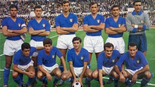 Спортни хроники: По следите на названието „адзури“ и необяснимия син екип на италианците