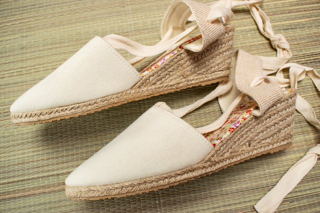 Еспадрили с връзкиЕспадрилите са модерни всяка година, но тази ще са най-актуални тези с малка платформа и балерински връзки около глезените. Цветовете отново за предпочитане са класически и/ или пастелни - бежово, бяло, розово, тъмносиньо.