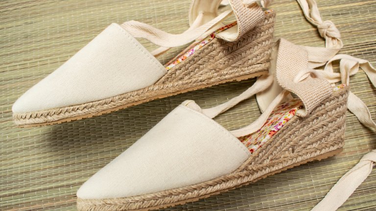 Еспадрили с връзкиЕспадрилите са модерни всяка година, но тази ще са най-актуални тези с малка платформа и балерински връзки около глезените. Цветовете отново за предпочитане са класически и/ или пастелни - бежово, бяло, розово, тъмносиньо.