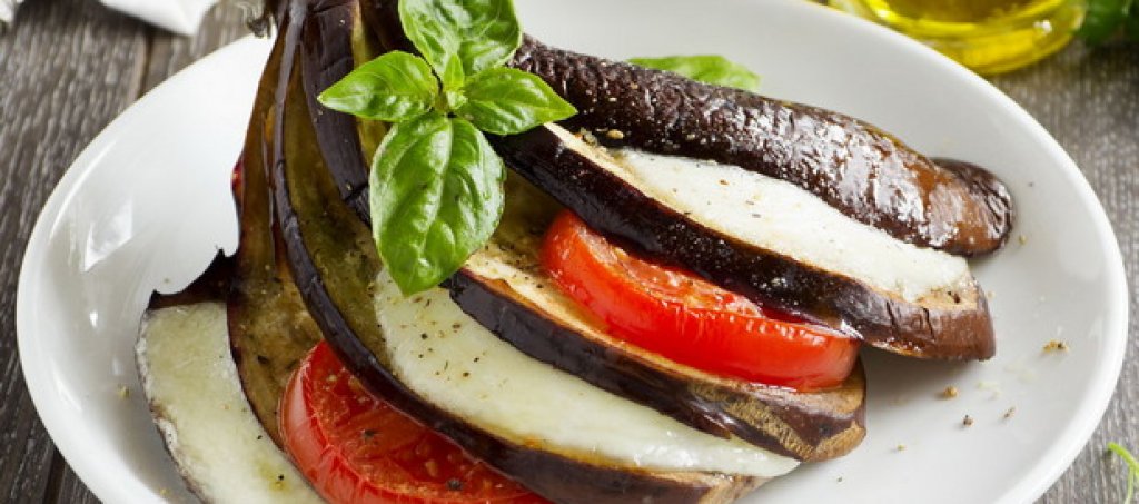 За да се премахне не дотам приветливият вкус, патладжанът трябва да се нареже, посоли, прецеди, след като престои около половин час, и изплакне, препоръчително със студена вода