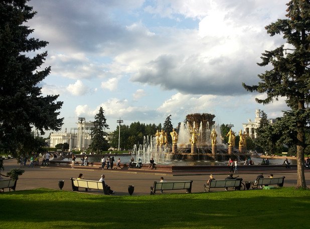В парка ВДНХ има фонтан, който изобразява 15-те бивши републики на СССР под формата на наредени в кръг жени в народни носии. Рускинята е точно до украинката