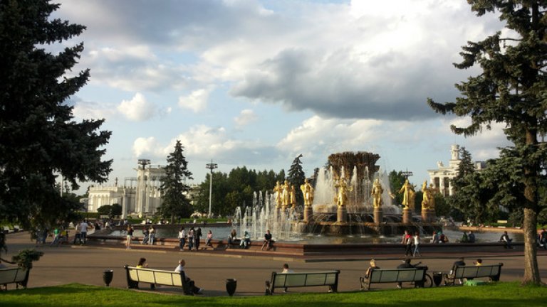 В парка ВДНХ има фонтан, който изобразява 15-те бивши републики на СССР под формата на наредени в кръг жени в народни носии. Рускинята е точно до украинката