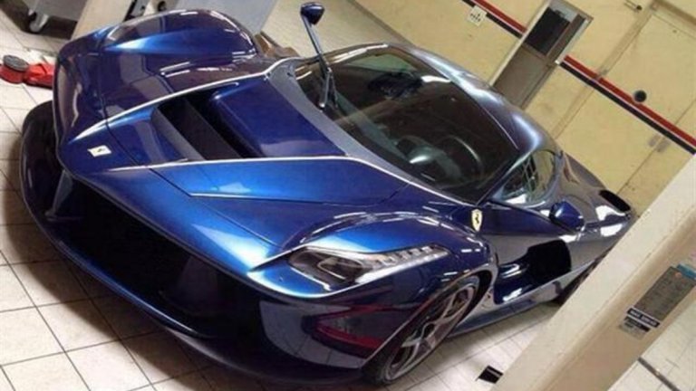 Ferrari LaFerrari 2014
Всъщност Кристиано може да си позволи много повече и го показа, след като си закупи тунинговано синьо Ferrari от серията LaFerrari - базовата цена на модела се изчислява около 1,7 млн. долара, но този на португалеца струва поне 2 млн. долара.