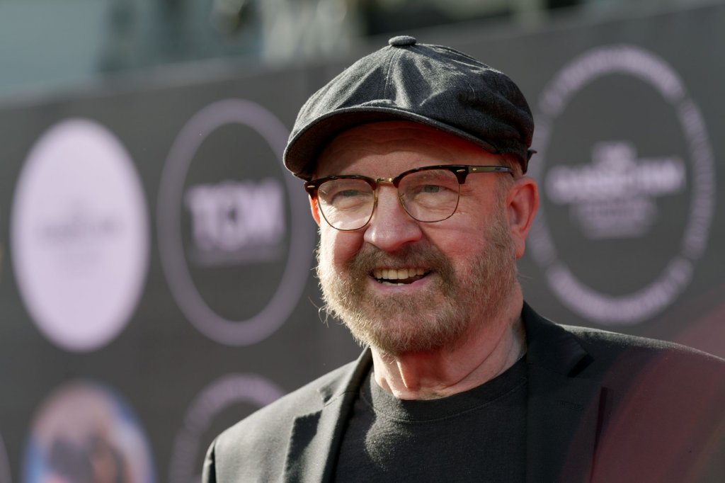 Джим Бийвър (Боби Сингър)
Чичо Боби се появи в спинофа The Winchesters (2022-2023 г.), но по-готиното според нас е, че Бийвър изигра друг персонаж също наречен Робърт Сингър във вече споменатия The Boys (името на героя в комиксовия оригинал е различно, но в адаптацията е умишлено променено като препратка към Supernatural). На голям екран го видяхме в трилъра на режисьора Гийермо дел Торо "Улицата на кошмарите" (2021 г.), а на малък се изявяваше и във втория сезон на ситкома B Positive.
Бийвър също мина през раздяла в годините след Supernatural. Подаде молба за развод със съпругата си Сара Спийгъл през 2022 г. - само три години след сватбата, а раздялата стана официална в началото на 2024 г.