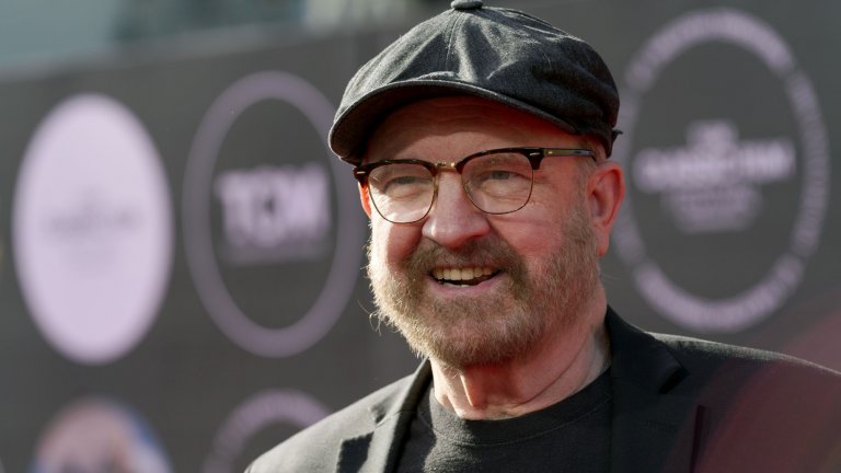 Джим Бийвър (Боби Сингър)
Чичо Боби се появи в спинофа The Winchesters (2022-2023 г.), но по-готиното според нас е, че Бийвър изигра друг персонаж също наречен Робърт Сингър във вече споменатия The Boys (името на героя в комиксовия оригинал е различно, но в адаптацията е умишлено променено като препратка към Supernatural). На голям екран го видяхме в трилъра на режисьора Гийермо дел Торо "Улицата на кошмарите" (2021 г.), а на малък се изявяваше и във втория сезон на ситкома B Positive.
Бийвър също мина през раздяла в годините след Supernatural. Подаде молба за развод със съпругата си Сара Спийгъл през 2022 г. - само три години след сватбата, а раздялата стана официална в началото на 2024 г.