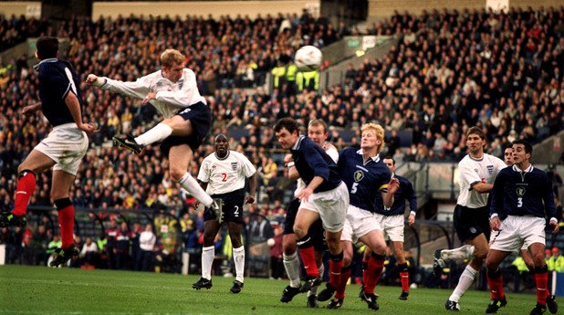 1999 г.: Пол Скоулс унищожава шотландските надежди с два гола в Глазгоу в първия бараж за Евро 2000. След 2:0 навън англичаните допускат 0:1 в Лондон и треперят, но все пак се класират.