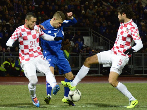 Хърватия пропусна да вземе своето като гост, но на "Максимир" във вторник едва ли ще има изненада.