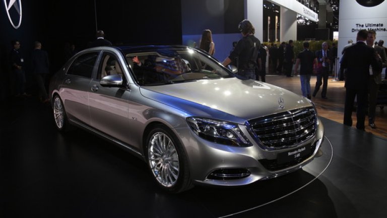 Mercedes-Maybach S600
Луксозната марка Maybach възкръсва отново, този път като подбранд на Mercedes и с един модел – Mercedes-Maybach S600. Това не е просто удължена S-класа, въпреки че междуосието на автомобила е удължено с 20,5 сантиметра, за да има повече място за пътуващите отзад. Интериорът е променен, за да отговаря на изискванията на Maybach – ръчно шитите кожени тапицерии на вратите до задните седалки, които могат да се регулират и обзаведени с функция за масаж. На борда на Maybach S600 се цени както удобството, така и практичността – лимузината може да се превърне в подвижен офис.
