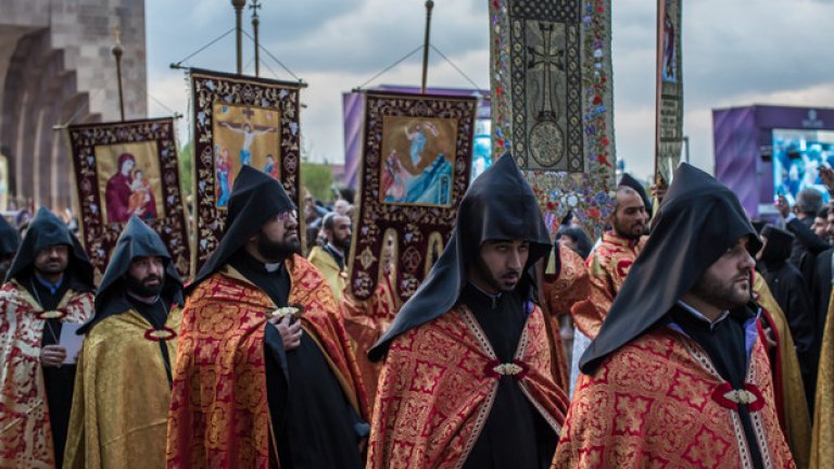 Вагаршапат. Арменската Апостолическа църква канонизира на жертвите на геноцида - 1.5 милиона души