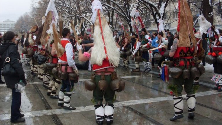 Маски, вино и кебапчета