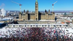 Демонстрантите в столицата на Канада са повече от полицаите