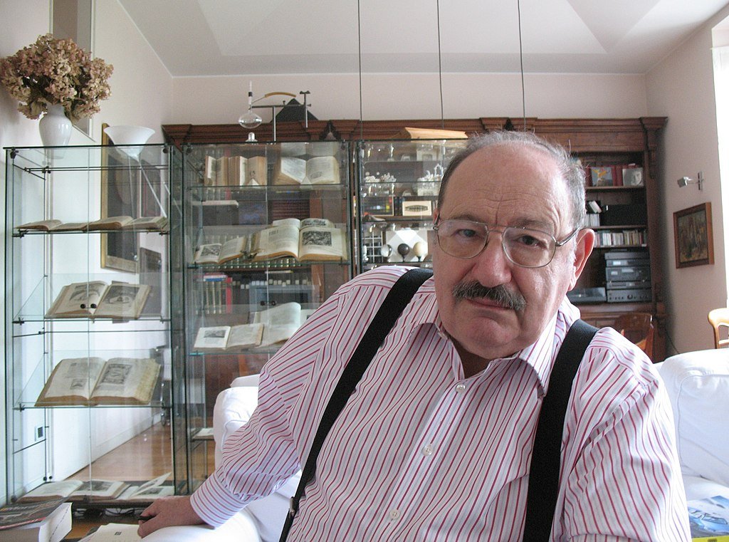 Umberto_Eco_in_his_house