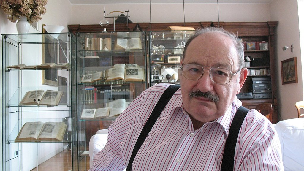 Umberto_Eco_in_his_house