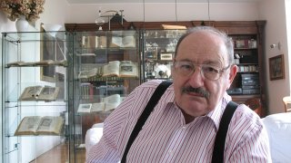 Umberto_Eco_in_his_house