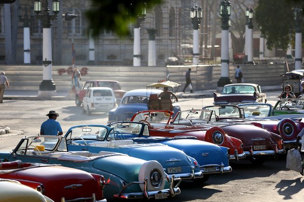 Общественото пътуването на стоп в Куба датира от „Специалния период" през 90-те години на миналия век, когато щедрата помощ от СССР пресъхва с падането на Берлинската стена
