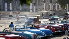 Общественото пътуването на стоп в Куба датира от „Специалния период" през 90-те години на миналия век, когато щедрата помощ от СССР пресъхва с падането на Берлинската стена