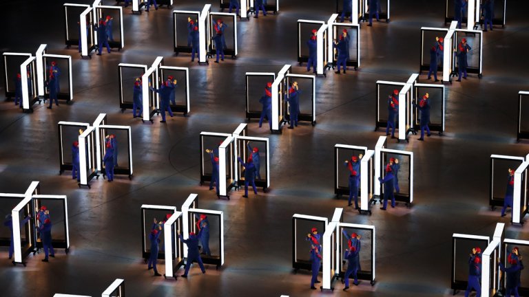 Над 100 светещи врати символизираха технологичното бъдеще на човечеството