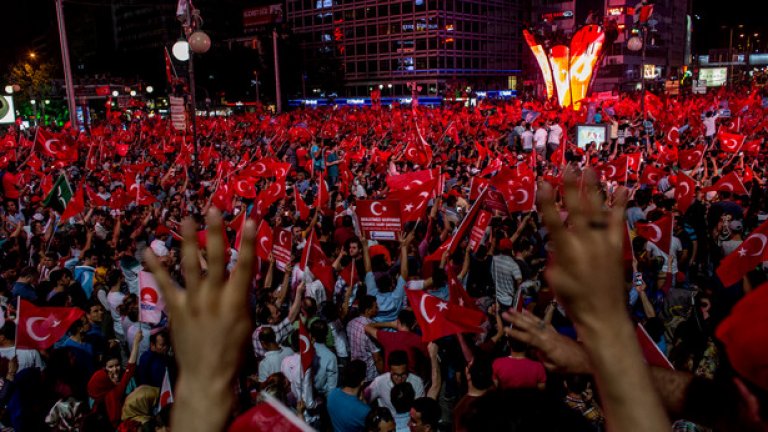 Йълдъръм се появи на среднощен митинг в Анкара