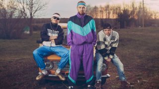 ...с бели маратонки и изтъркани джинси