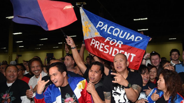 "Пакиао за президент", искат тези филипинци пред хотел "Мандалей Бей".