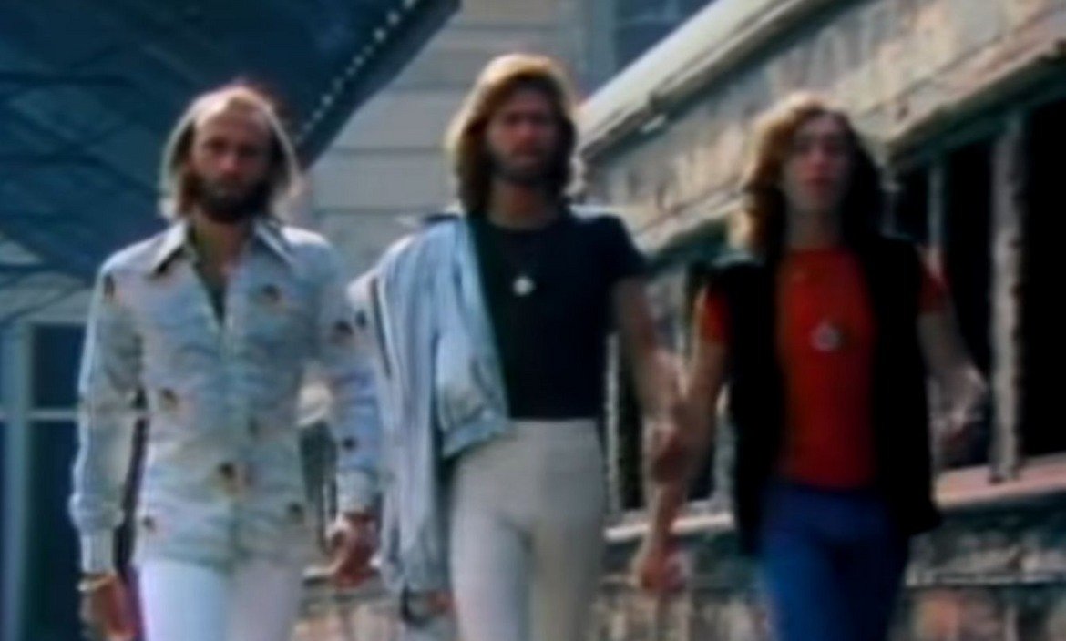 Bee Gees - Stayin' Alive ("Треска в събота вечер")
Този универсален химн на диско ерата е създаден специално за саундтрака на "Треска в събота вечер" с Джон Траволта и до днес е сред забавните хитове, на които човек може да си танцува вкъщи.